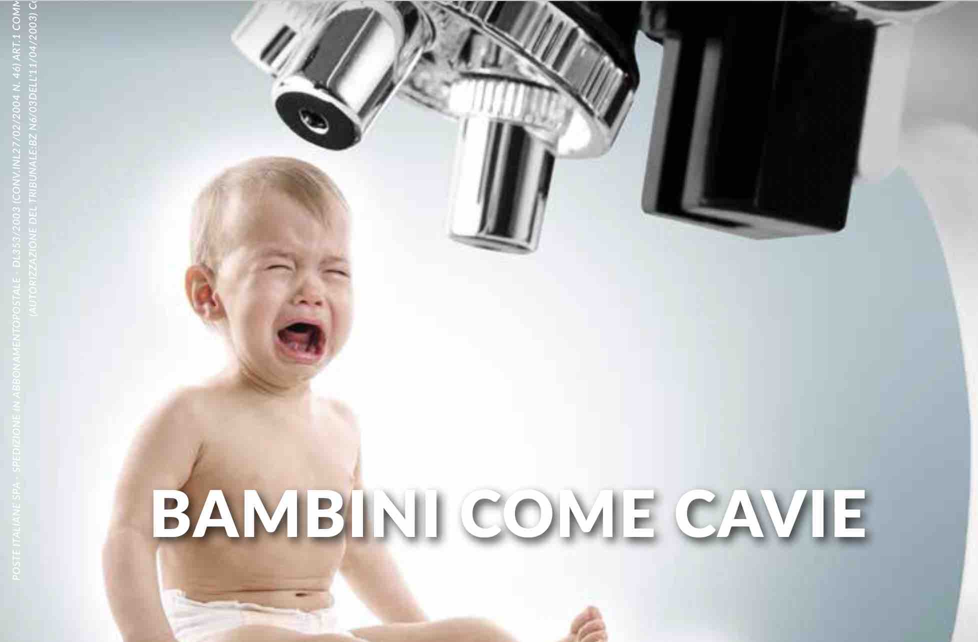 bambino sotto un microscopio, come una cavia - NPVF luglio 2022